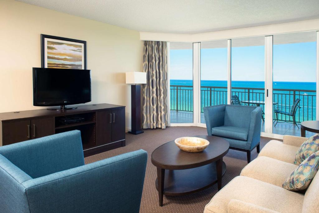 TV a/nebo společenská místnost v ubytování DoubleTree by Hilton Ocean Point Resort - North Miami Beach