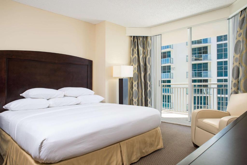Postel nebo postele na pokoji v ubytování DoubleTree by Hilton Ocean Point Resort - North Miami Beach