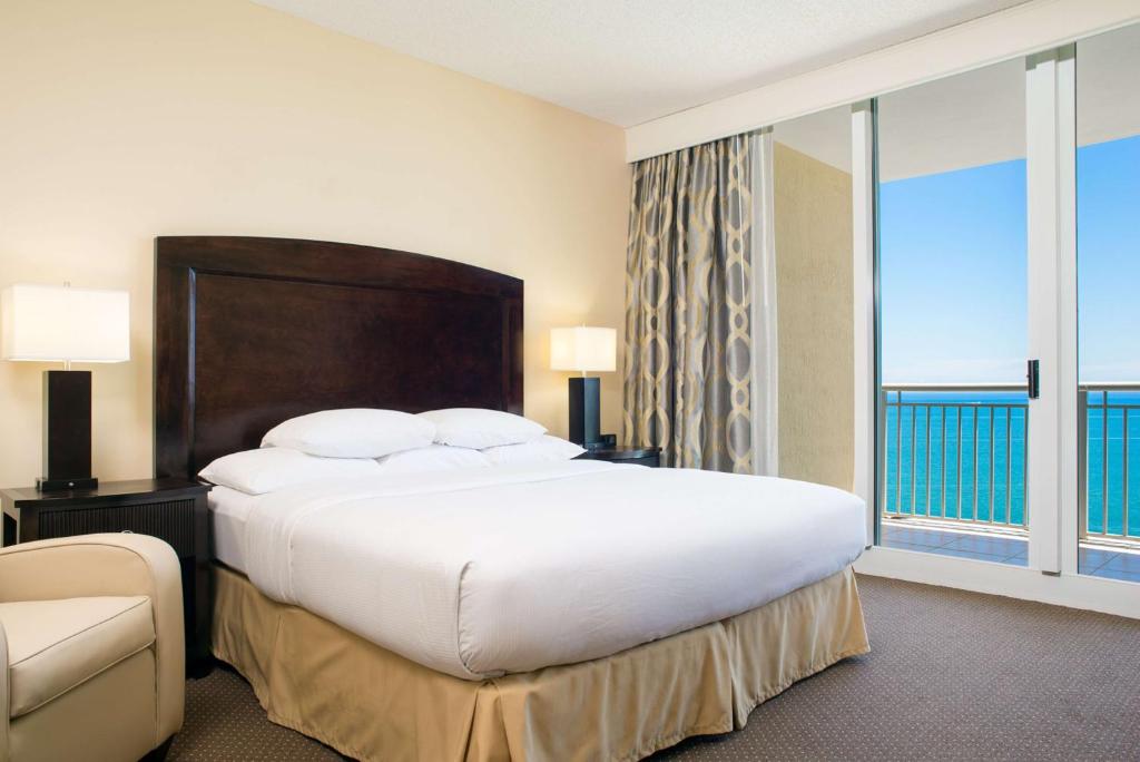 Postel nebo postele na pokoji v ubytování DoubleTree by Hilton Ocean Point Resort - North Miami Beach