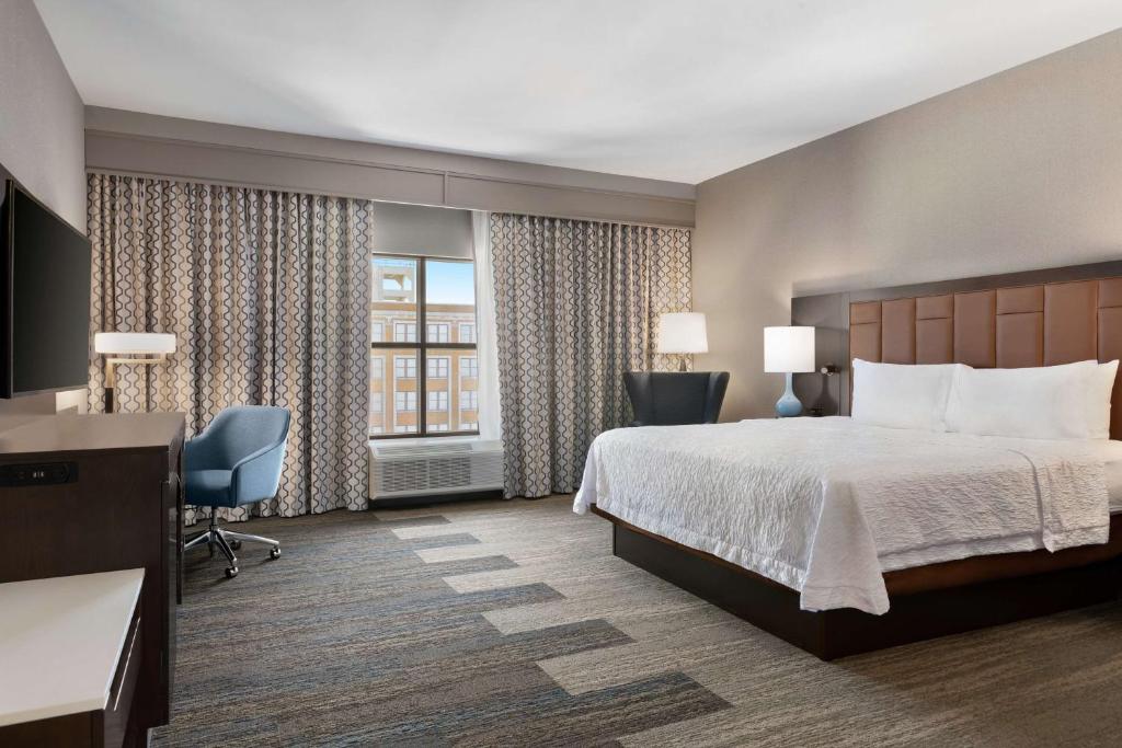 Hampton Inn Suites Kansas City Downtown Crossroads - Habitación King Con Ducha Roll-In - Movilidad Y Acceso A La Audición / No Fumadores