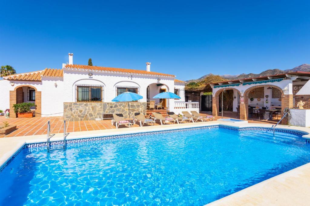 - une piscine en face d'une maison dans l'établissement Villa Alta Vista, à Frigiliana