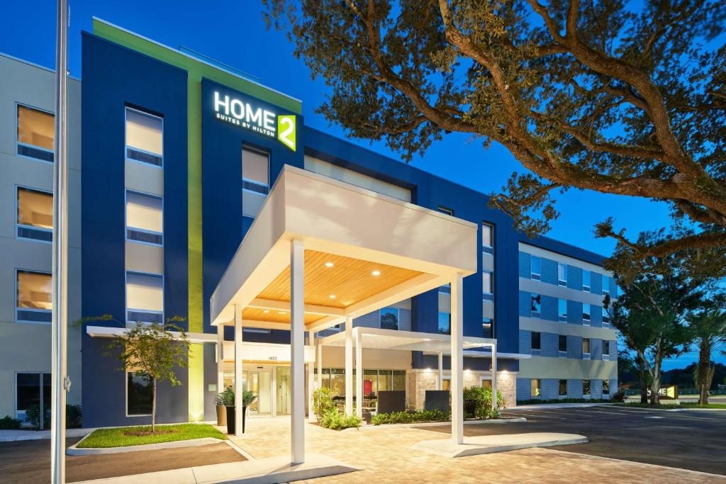 - une vue sur l'extérieur d'un hôtel avec un grand bâtiment dans l'établissement Home2 Suites By Hilton Palm Bay I 95, à Melbourne