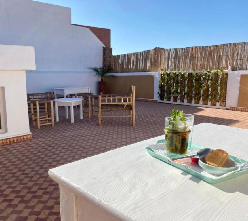 - une table avec un plateau de nourriture sur la terrasse dans l'établissement WELKAM Home & Coworking, à Essaouira