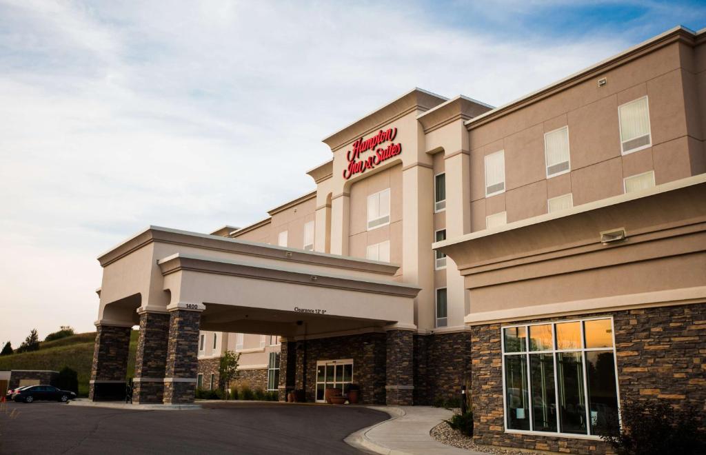 um hotel com uma placa na frente em Hampton Inn & Suites Minot em Minot