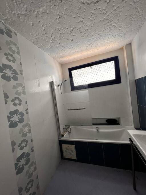 TV a/nebo společenská místnost v ubytování Cabonegro magnifique maison vue sur mer