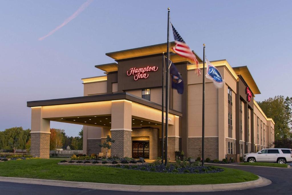 un hotel con una bandera americana delante de él en Hampton Inn Mount Pleasant en Mount Pleasant