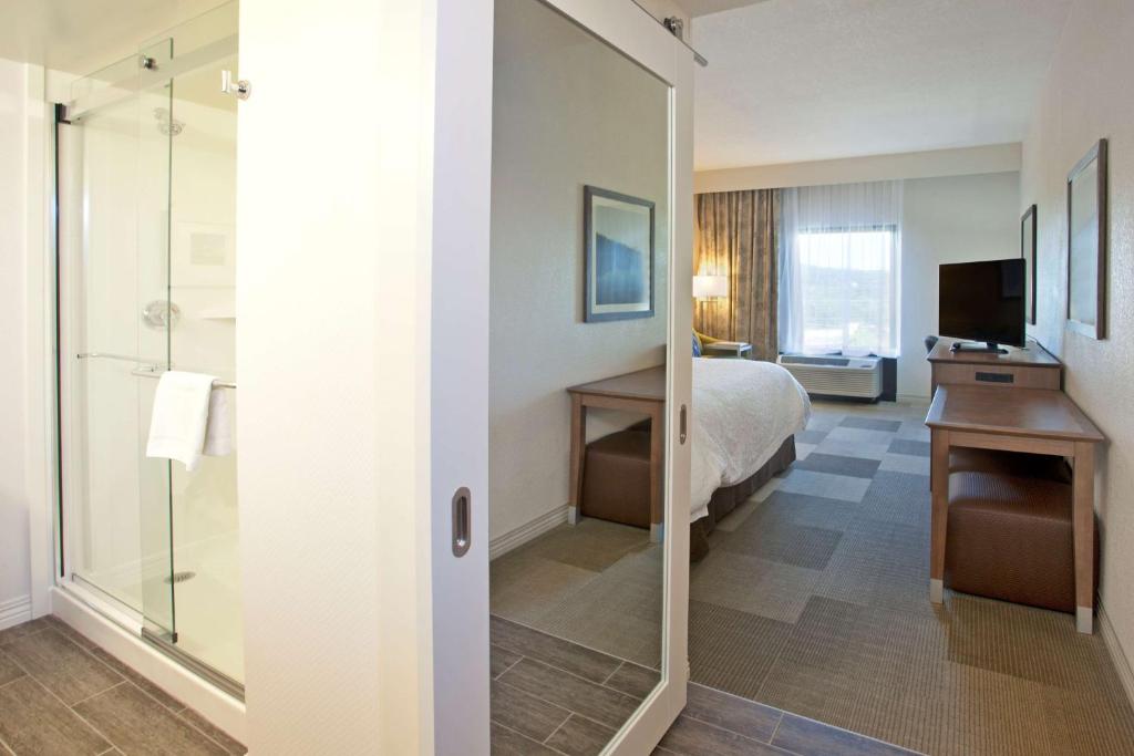 Hampton Inn & Suites Nashville-Smyrna - King Room - Mobility Access/Non-Smoking