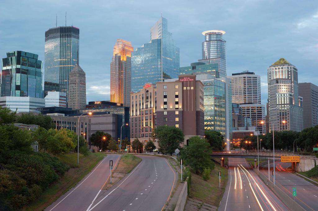 uma vista para uma cidade com uma rua e edifícios em Hilton Garden Inn Minneapolis Downtown em Minneapolis