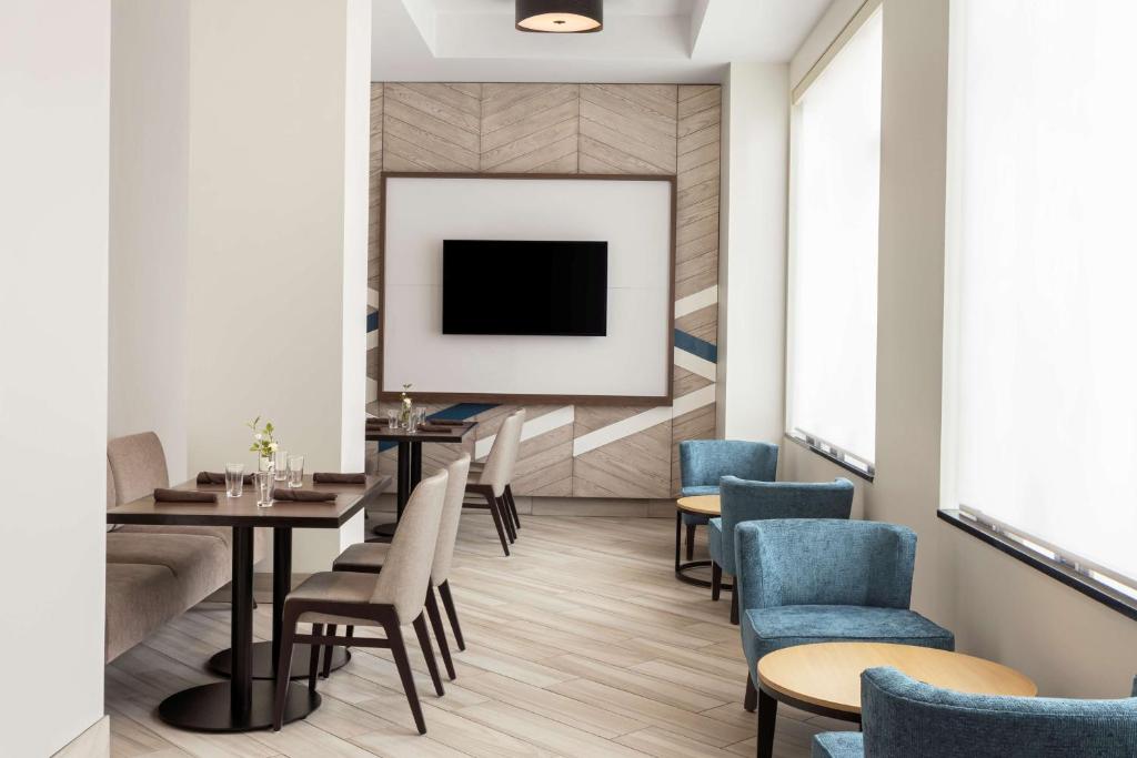 Hilton Garden Inn Minneapolis Downtown photo