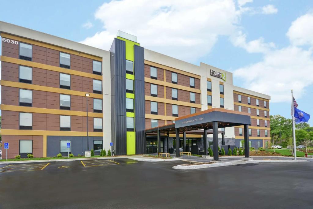 un hotel con un estacionamiento delante de él en Home2 Suites By Hilton Minneapolis-Eden Prairie en Minnetonka