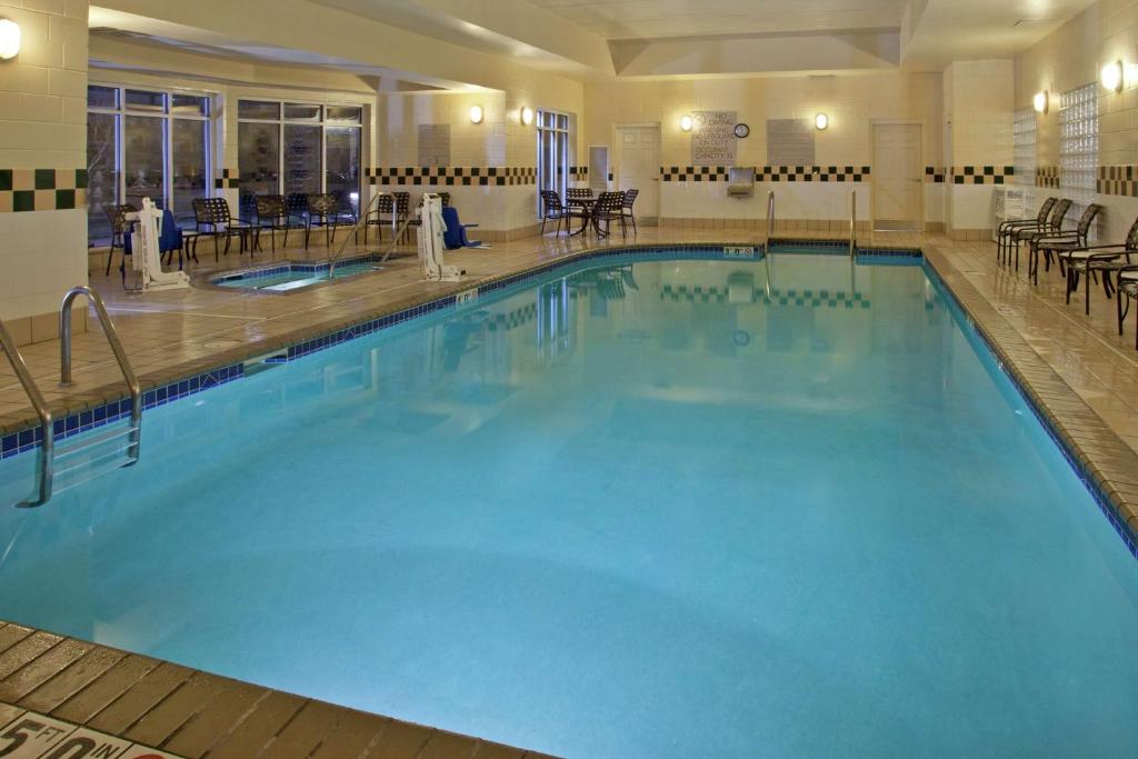 ein großer Swimmingpool in einem Hotelzimmer in der Unterkunft Hilton Garden Inn Minneapolis/Eden Prairie in Eden Prairie