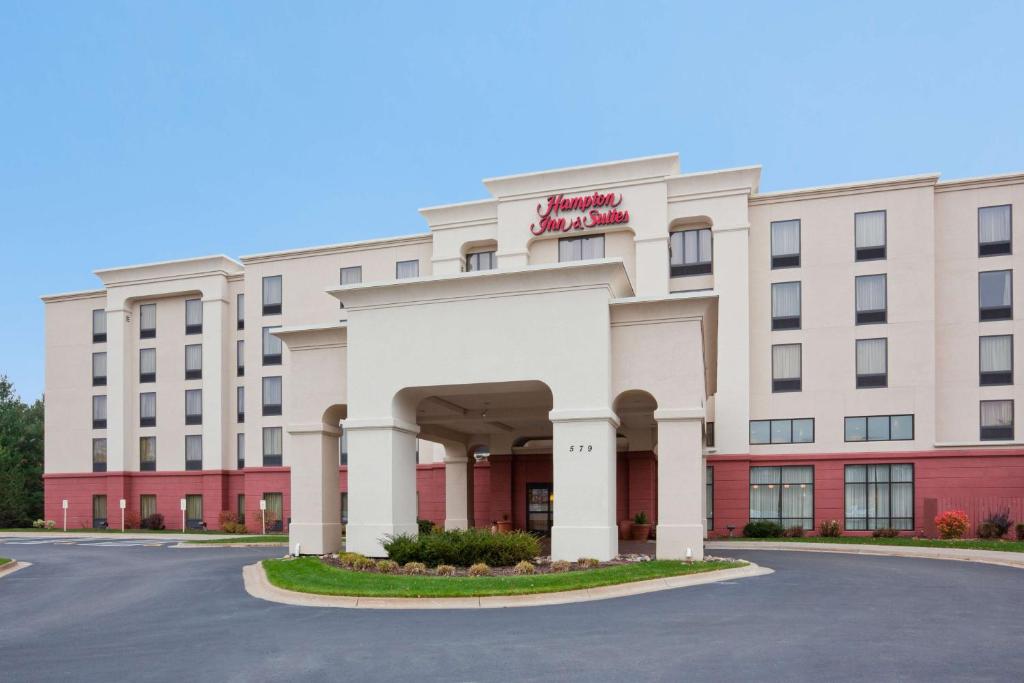 a rendering of the front of a hotel at Hampton Inn & Suites Lino Lakes in Lino Lakes