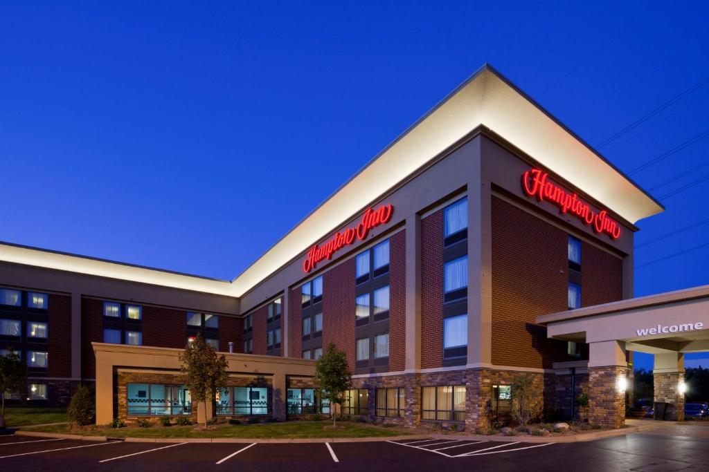 eine Darstellung der Vorderseite eines Hotels in der Unterkunft Hampton Inn Minneapolis Northwest Maple Grove in Maple Grove