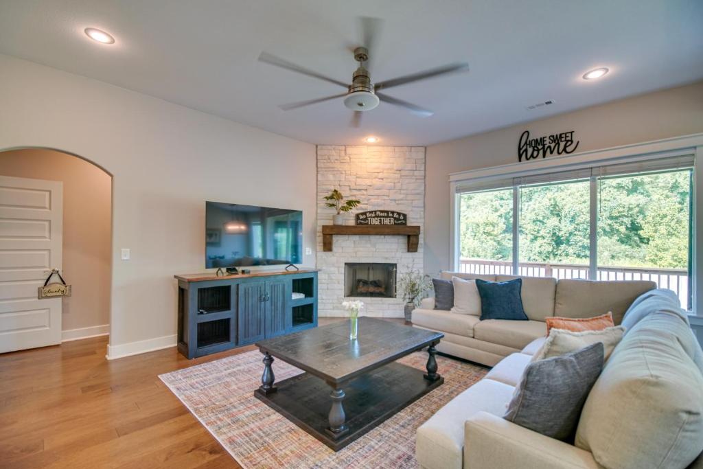 uma sala de estar com um sofá e uma mesa em Fayetteville Vacation Rental with Deck and Shared Pool em Fayetteville