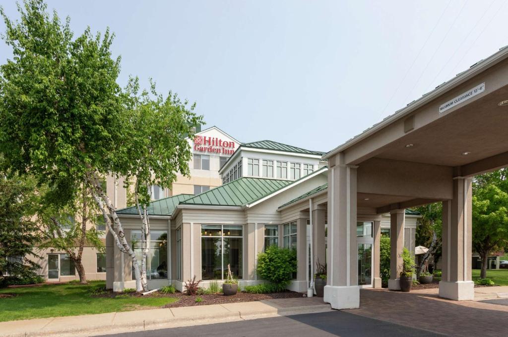 einen Blick auf die Vorderseite eines Krankenhausgebäudes in der Unterkunft Hilton Garden Inn Minneapolis Saint Paul-Shoreview in Shoreview