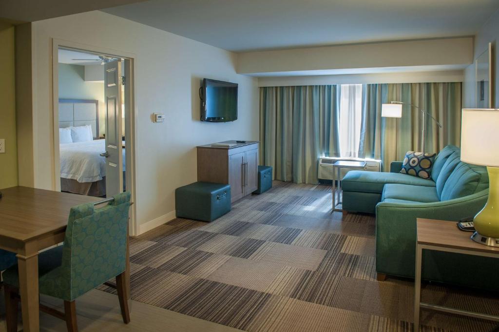 Hampton Inn & Suites New Orleans/Elmwood - One-Bedroom King Suite With Wet Bar - Non-Smoking