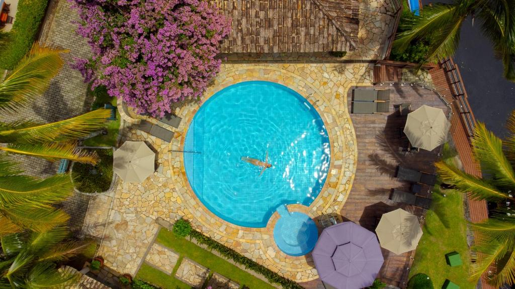 una vista aérea de una piscina con sombrillas en Pousada Una, en Barra do Una