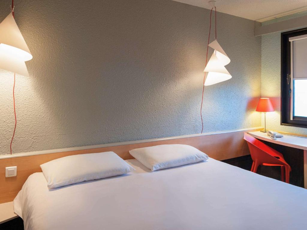 Postel nebo postele na pokoji v ubytování ibis Moulins
