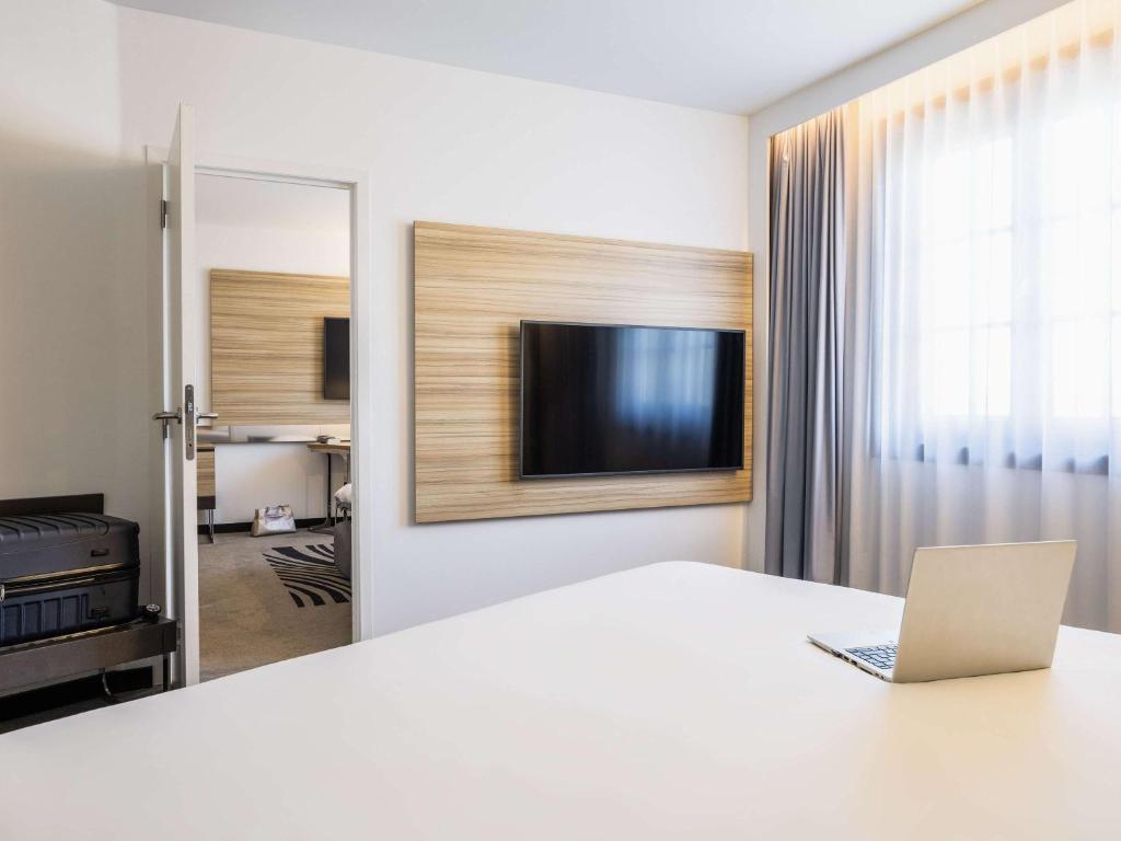 TV a/nebo společenská místnost v ubytování Hotel Novotel Brussels Off Grand Place