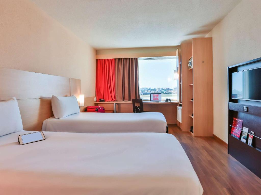 Uma TV ou centro de entretenimento em ibis Sao Paulo Congonhas