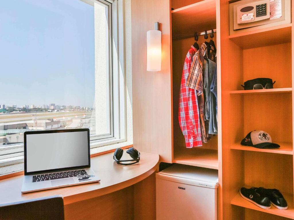 Uma TV ou centro de entretenimento em ibis Sao Paulo Congonhas