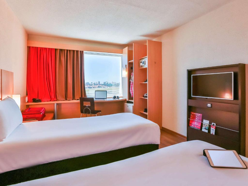 Uma TV ou centro de entretenimento em ibis Sao Paulo Congonhas