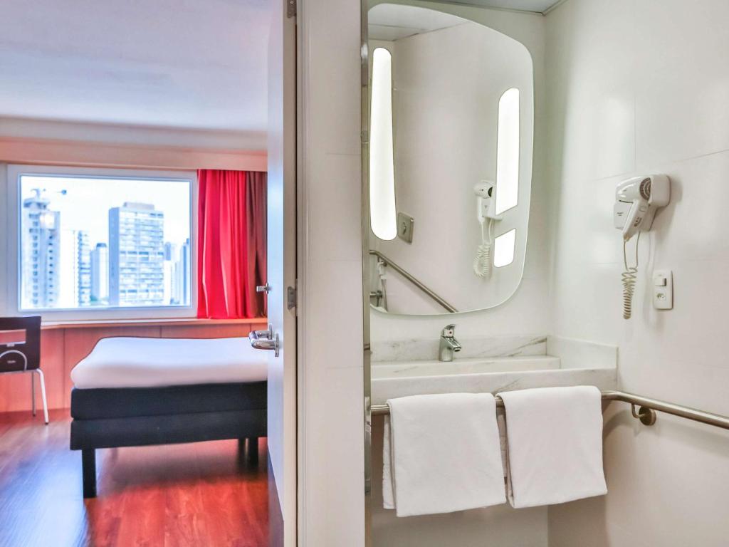 Um banheiro em ibis Sao Paulo Congonhas