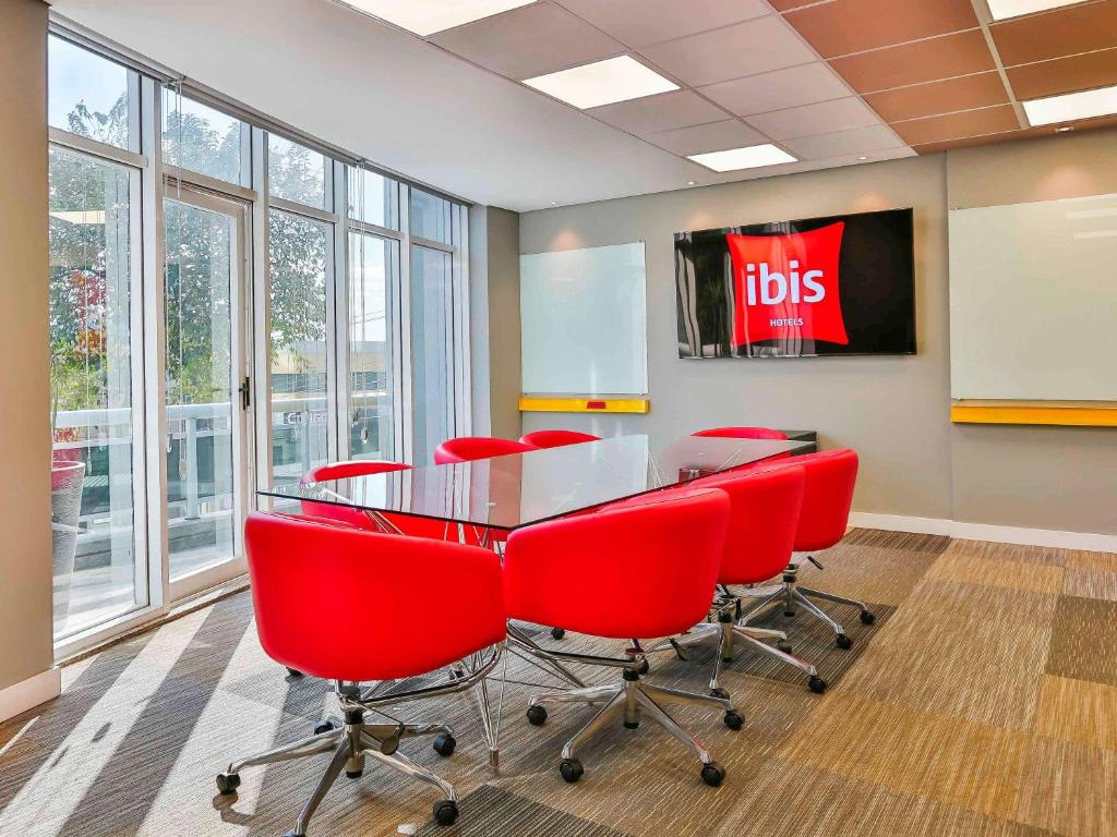 Uma TV ou centro de entretenimento em ibis Sao Paulo Congonhas