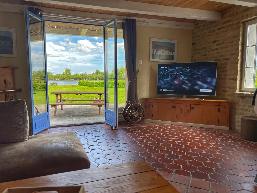 TV a/nebo společenská místnost v ubytování Gite du lac du Palentin Ardres