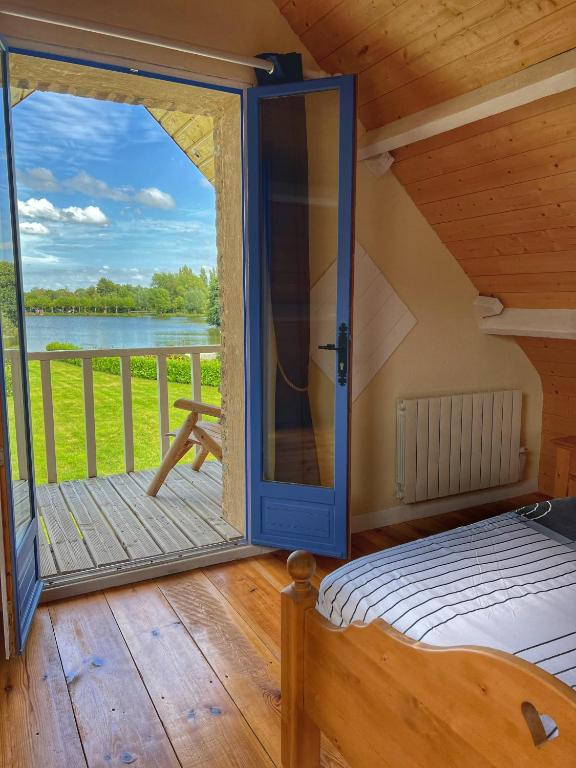 Postel nebo postele na pokoji v ubytování Gite du lac du Palentin Ardres