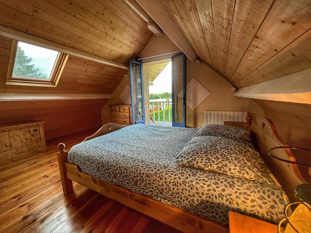 Postel nebo postele na pokoji v ubytování Gite du lac du Palentin Ardres