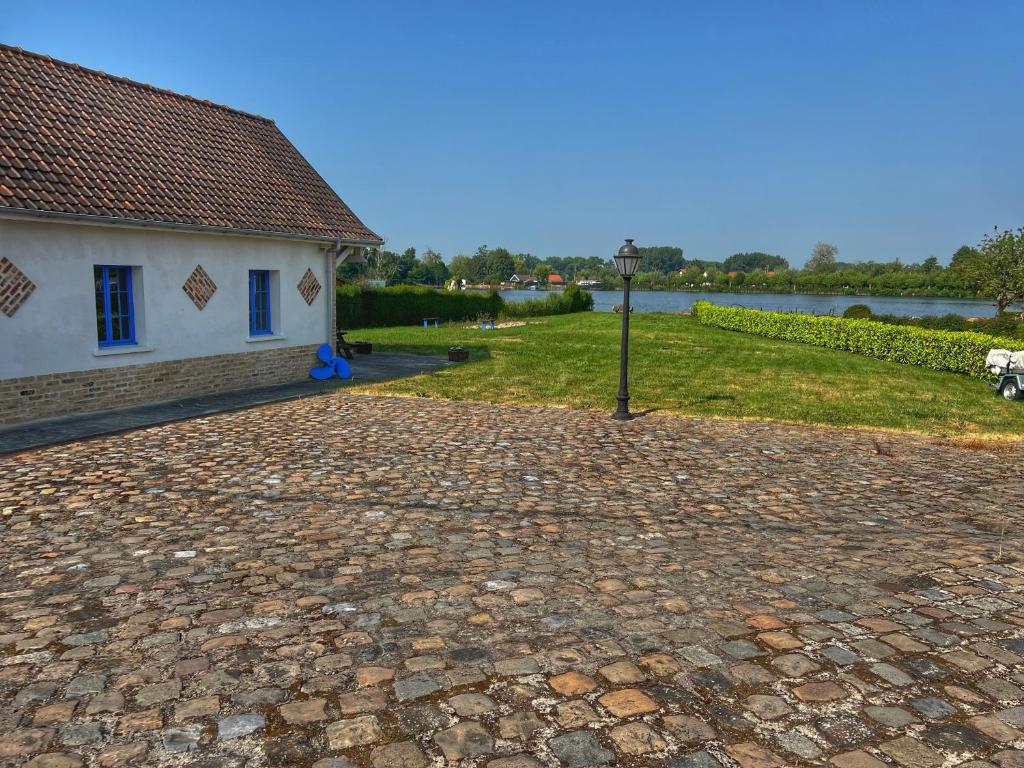 uma calçada de calçada em frente a um edifício em Gite du lac du Palentin Ardres em Ardres