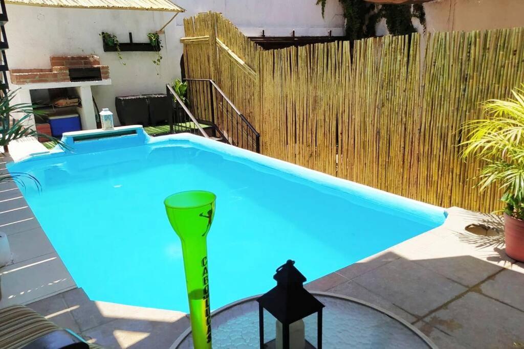 una piscina frente a una valla en Depto Perla a 5 mins de playa con alberca y wifi, en Cabo San Lucas