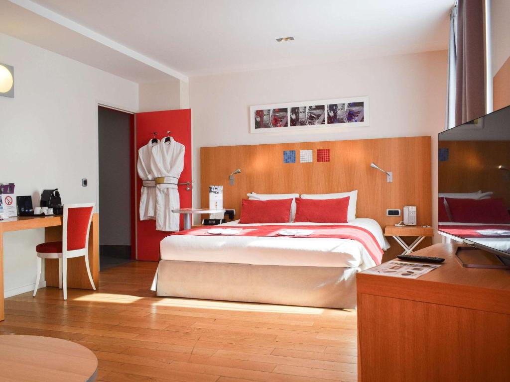 Postel nebo postele na pokoji v ubytování Hôtel Mercure Vittel