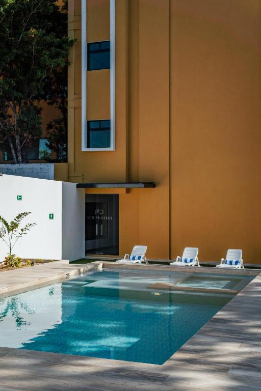 Bazén v ubytování Hotel MID Project nebo v jeho okolí