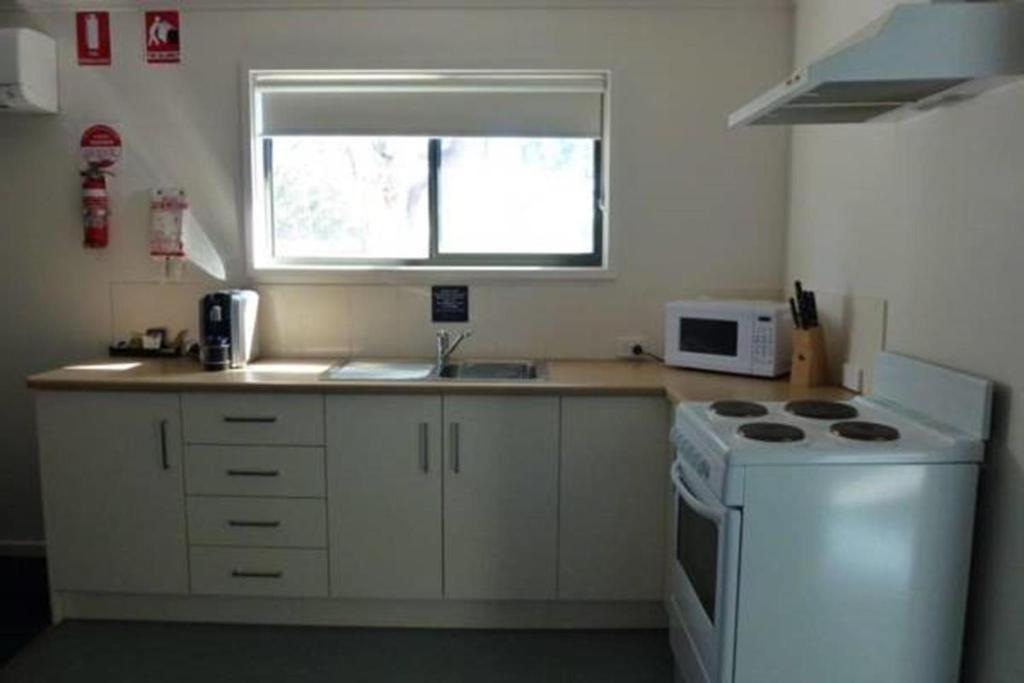 Kuchyň nebo kuchyňský kout v ubytování Horsham Riverside Caravan Park