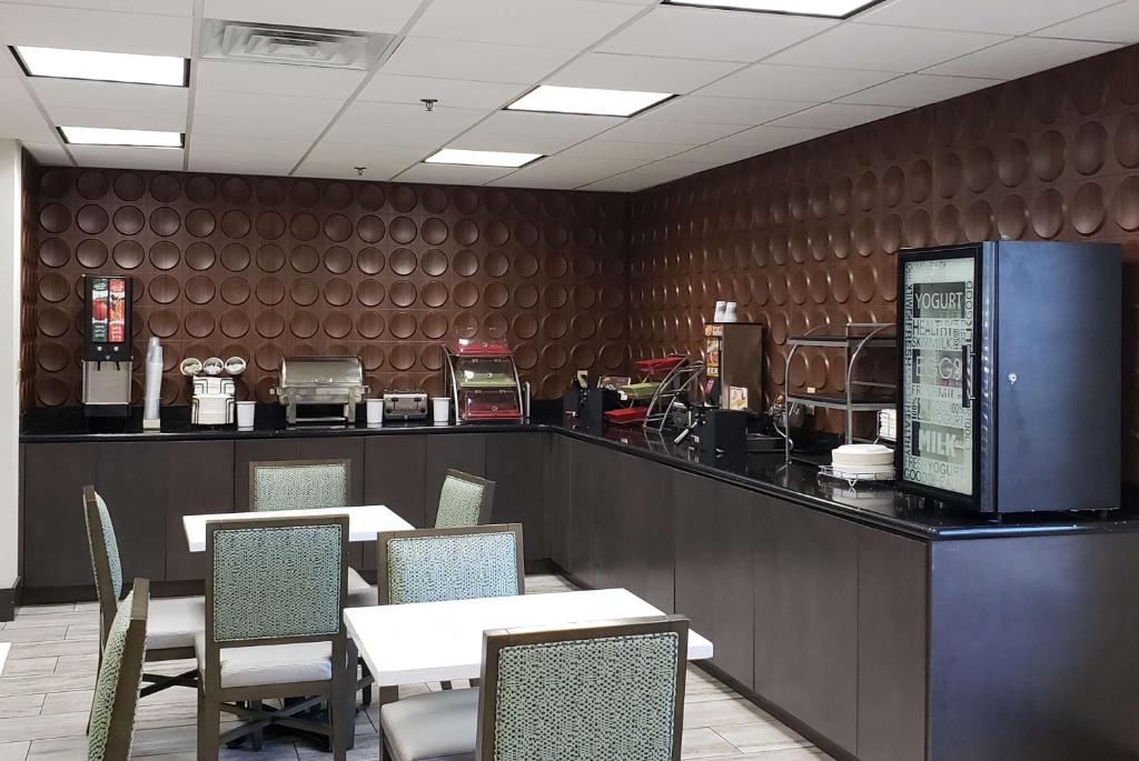 Η κουζίνα ή μικρή κουζίνα στο Wingate by Wyndham Savannah I-95 North