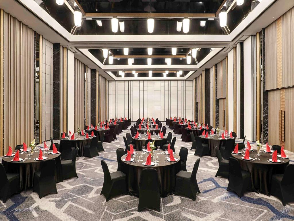 a large banquet hall with tables and chairs at Novotel Suites Yogyakarta Malioboro in Yogyakarta