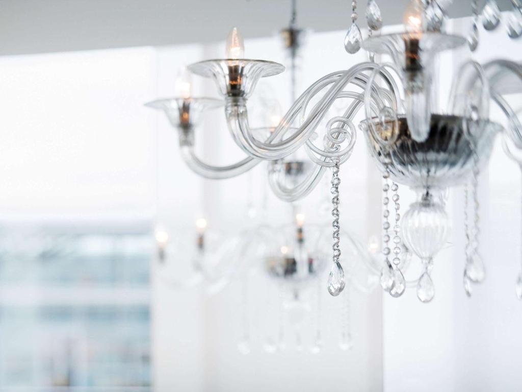 a silver chandelier hanging from a ceiling at Mövenpick Hotel Stuttgart Airport in Stuttgart