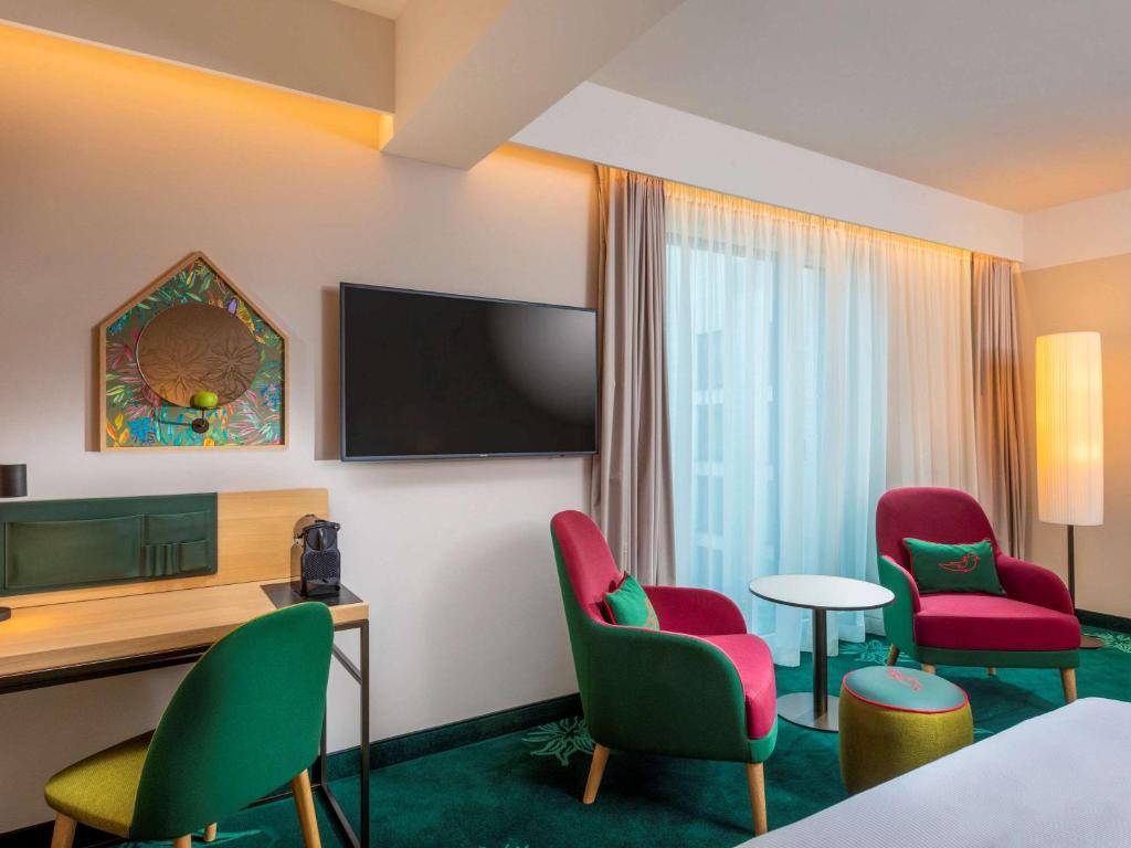 TV a/nebo společenská místnost v ubytování Mövenpick Hotel Stuttgart Messe & Congress