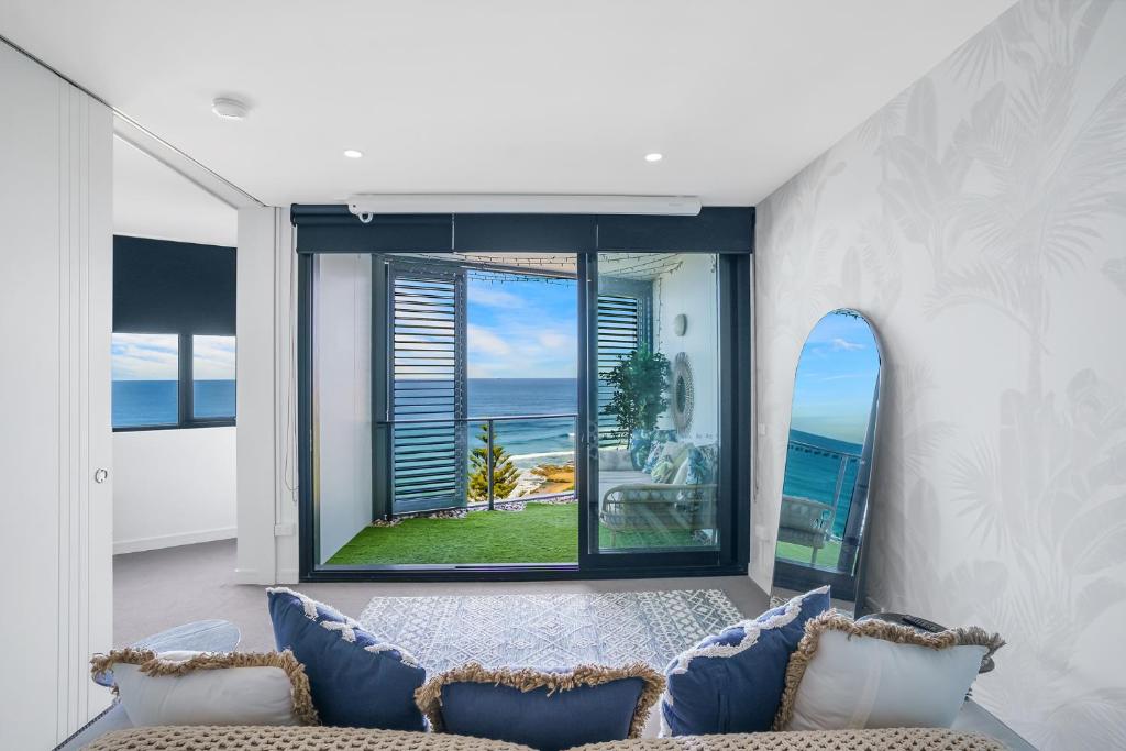 sala de estar con vistas al océano en 603 Newcastle Beachfront Apartment, en Newcastle