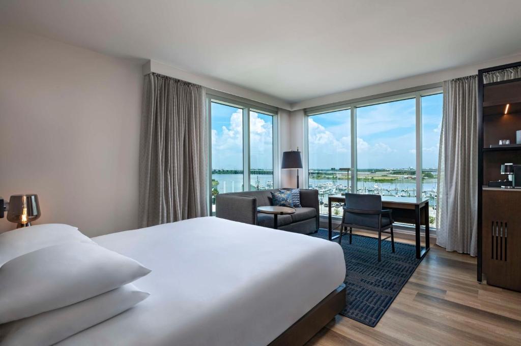 Postel nebo postele na pokoji v ubytování Hyatt Regency Baytown-Houston