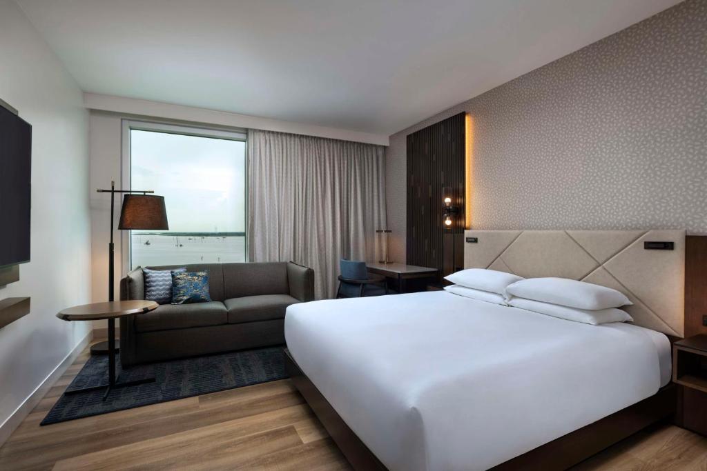 Postel nebo postele na pokoji v ubytování Hyatt Regency Baytown-Houston