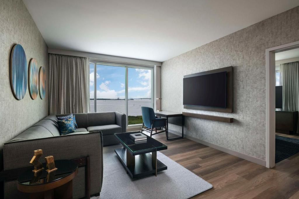 TV a/nebo společenská místnost v ubytování Hyatt Regency Baytown-Houston