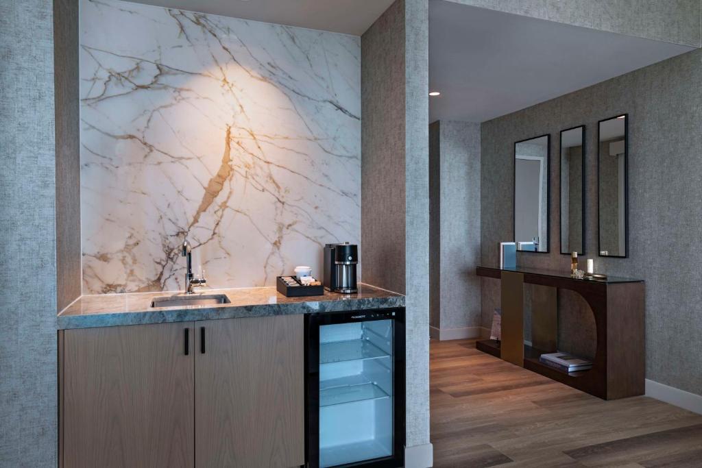 Kuchyň nebo kuchyňský kout v ubytování Hyatt Regency Baytown-Houston