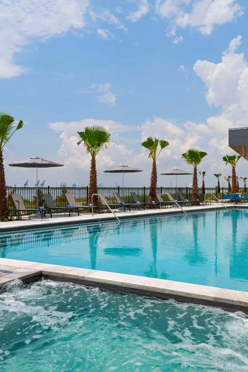 Bazén v ubytování Hyatt Regency Baytown-Houston nebo v jeho okolí