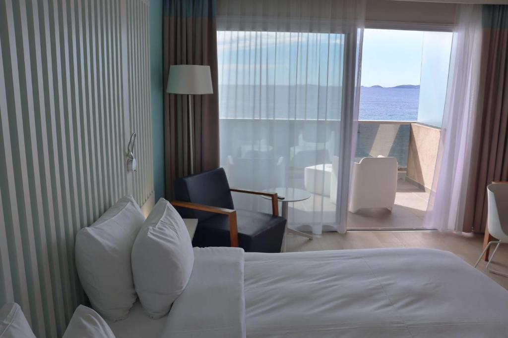 Postel nebo postele na pokoji v ubytování Radisson Blu Resort & Spa, Ajaccio Bay