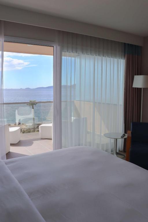 Postel nebo postele na pokoji v ubytování Radisson Blu Resort & Spa, Ajaccio Bay