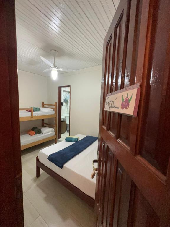 Mahalo Hostelにあるベッド