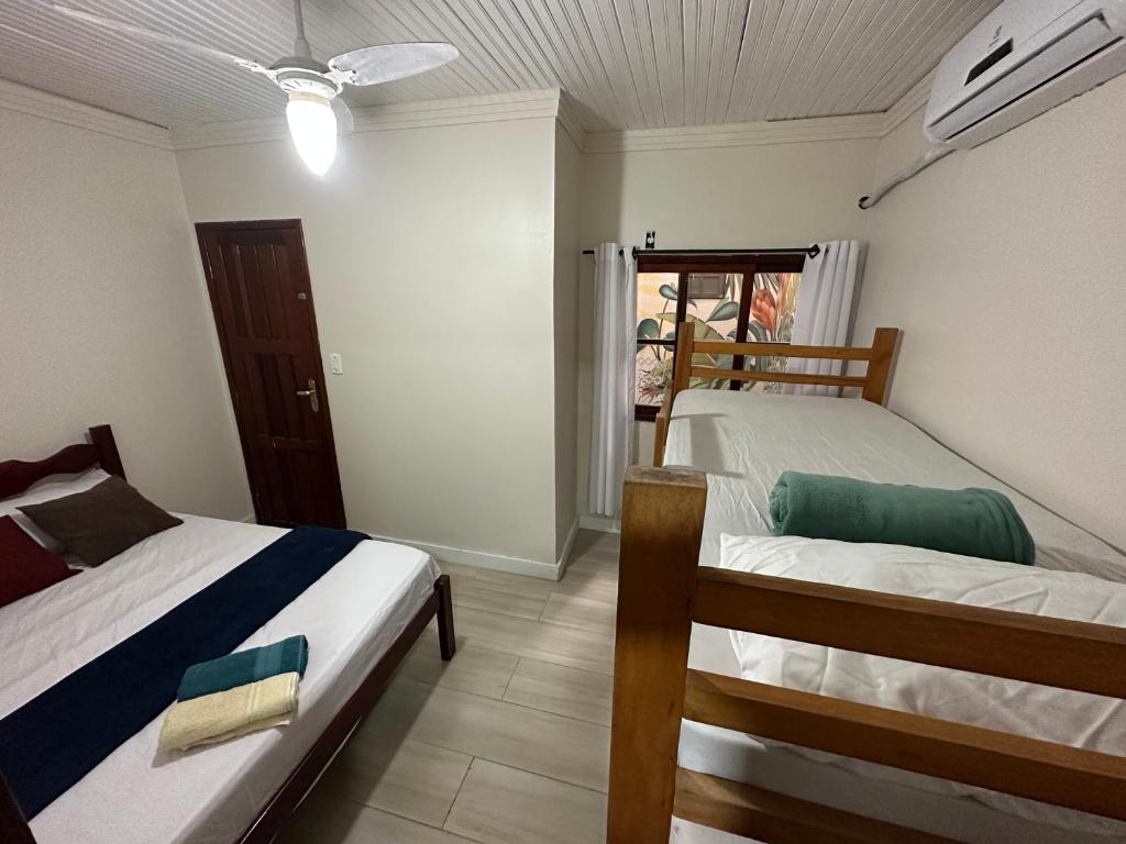 Mahalo Hostelにあるベッド